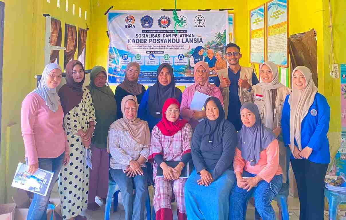 Tim Pengabdian kepada Masyarakat Program Studi S1 Farmasi Universitas Pelita Ibu bersama kader Posyandu Puskesmas Abeli usai kegiatan sosialisasi dan pelatihan pendampingan kepatuhan minum obat pasien Prolanis di Posyandu Matahari, Kelurahan Talia, Kecama