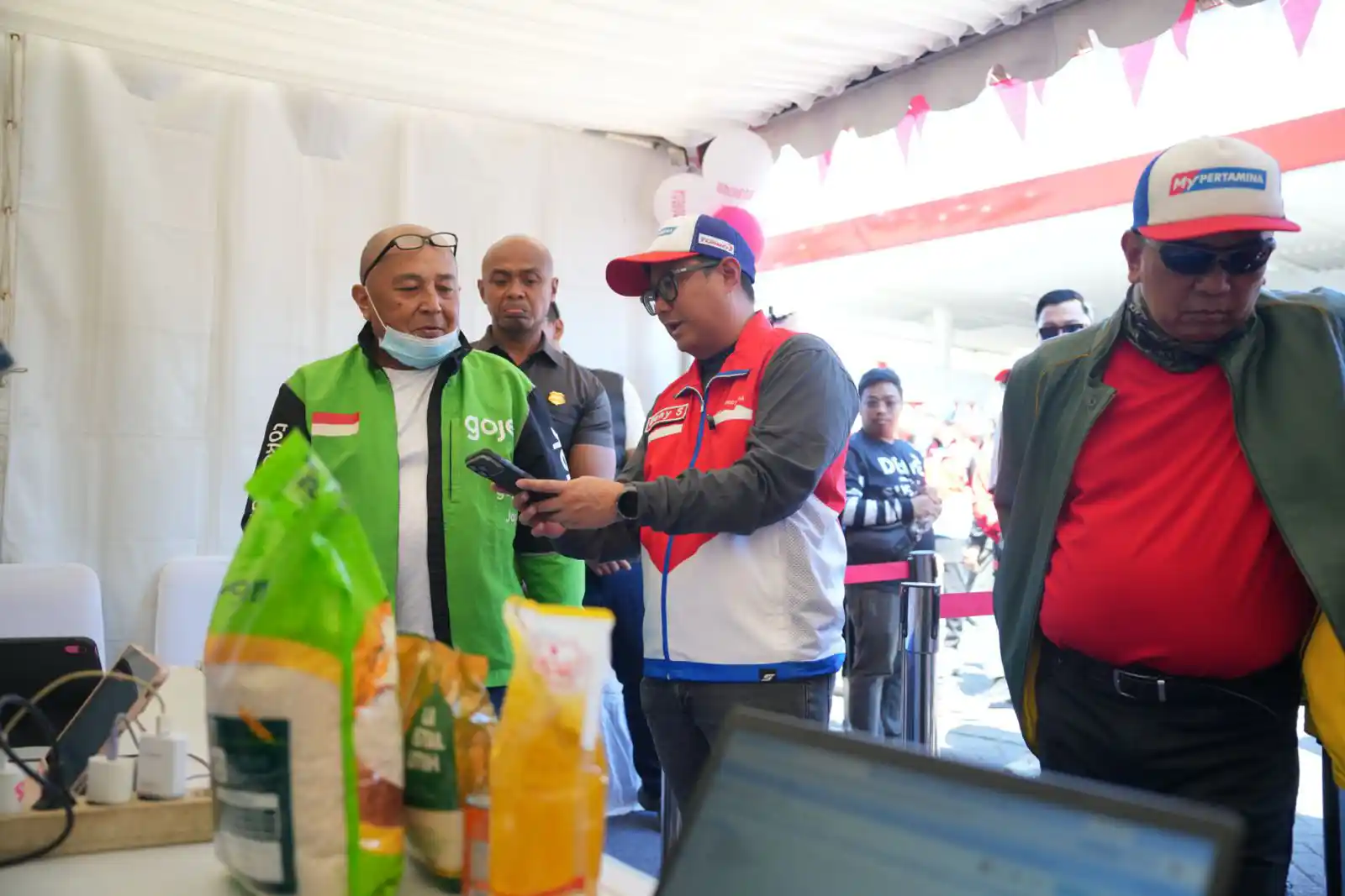 Jajaran Pertamina Patra Niaga Regional Sulawesi berinteraksi dengan pelanggan dalam kegiatan sapa pelanggan dan program Tebus Murah MyPertamina di SPBU 74.902.32 Racing. Foto: Ist.