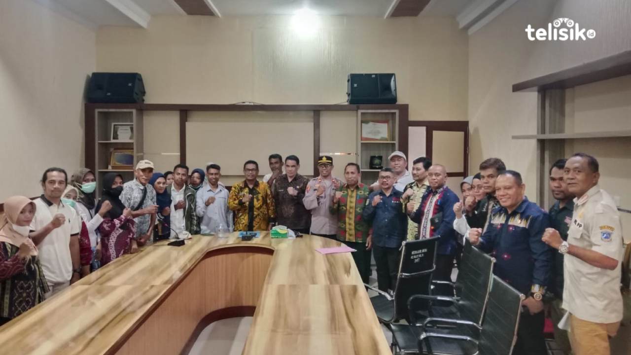 Wabup Muna, La Ode Asrafil Ndoasa; bersama Plt Sekda, La Ode Hafili Pau dan perwakilan Aliansi PPPK PW. Foto : Sunaryo/Telisik