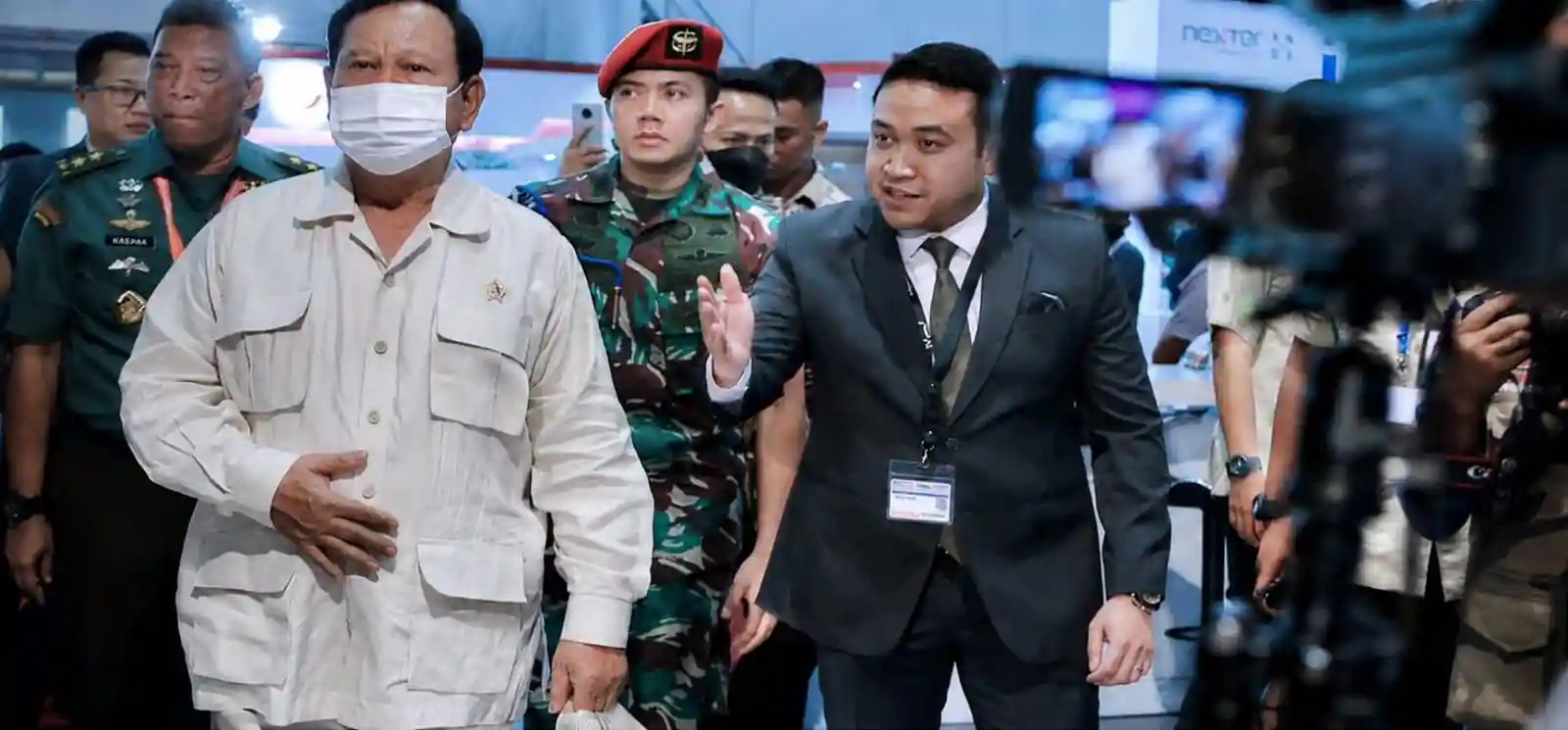 CEO Republikorp Norman Joesoef (stelan jas) mendampingi Presiden Prabowo Subianto saat menghadiri Indo Defence Expo & Forum. Foto: suara.com
