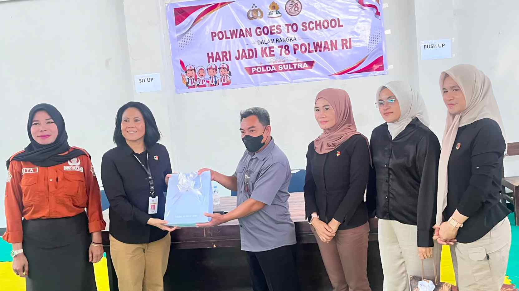 Kepala SKO Sultra, Sujarwin (tengah), menerima cinderamata dari perwakilan Polwan Polda Sulawesi Tenggara dalam acara Polwan Goes to School di aula sekolah, Kamis (27/8/2026). Foto: Ist.