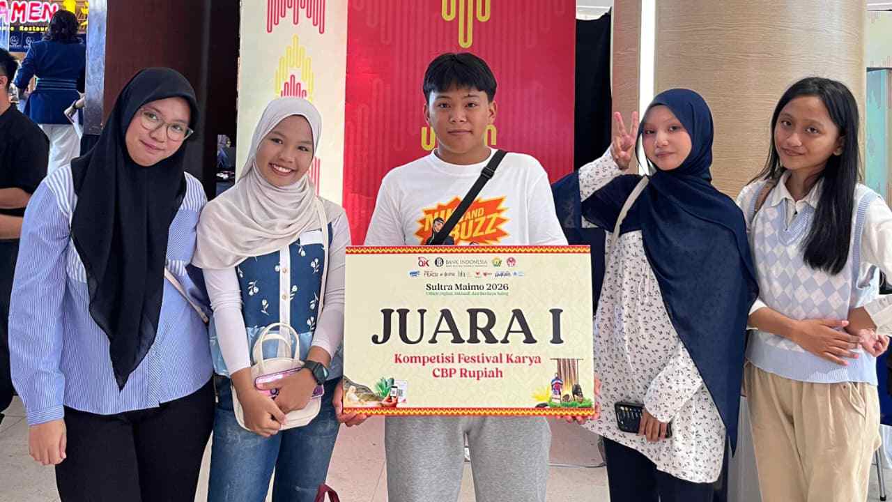 Tim siswa SMAN 5 Kendari usai menerima penghargaan sebagai Juara I Kompetisi Festival Karya Cinta, Bangga, Paham (CBP) Rupiah yang diselenggarakan Bank Indonesia Sultra di Mal The Park Kendari. Foto: Ist.