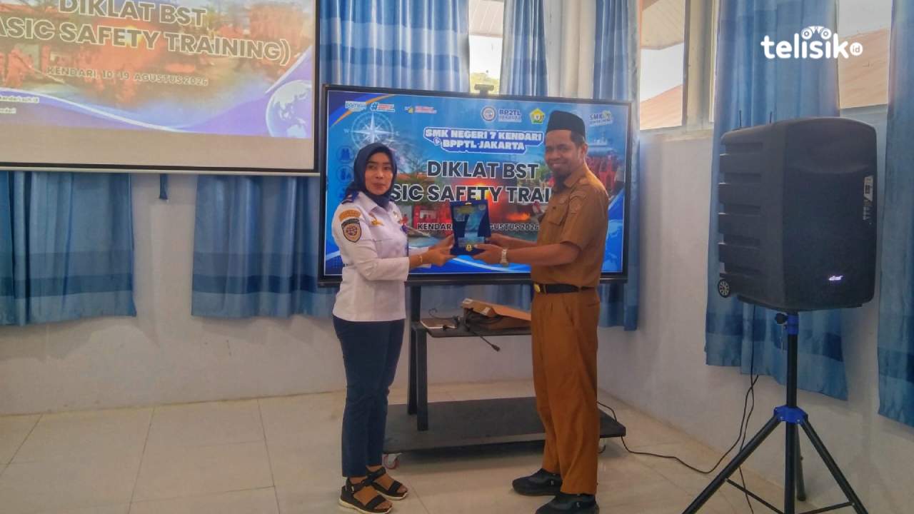 Kepala SMKN 7 Kendari, La Resi (kanan), menyerahkan plakat kepada perwakilan BP2TL Jakarta, Senin (10/8/2026). Foto: Meliana Tasya/Telisik
