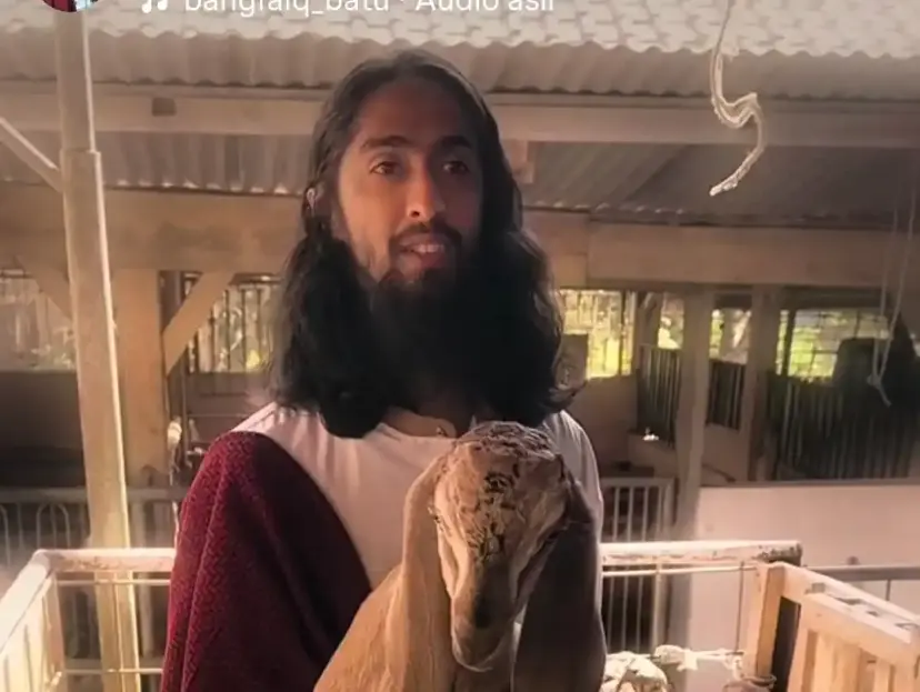 Bang Faiq, penjual kambing asal Kota Batu, viral setelah penampilannya disebut mirip Yesus oleh warganet. Foto: Repro Disway