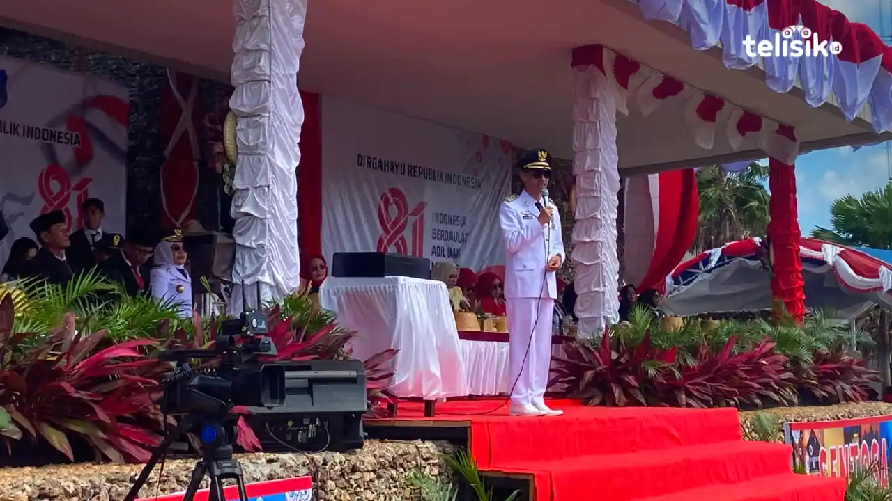 Bupati Wakatobi, Haliana saat upacara peringatan HUT ke-81 RI di Alun-Alun Merdeka, Kecamatan Wangi-Wangi. Foto: Zulkifli/Telisik