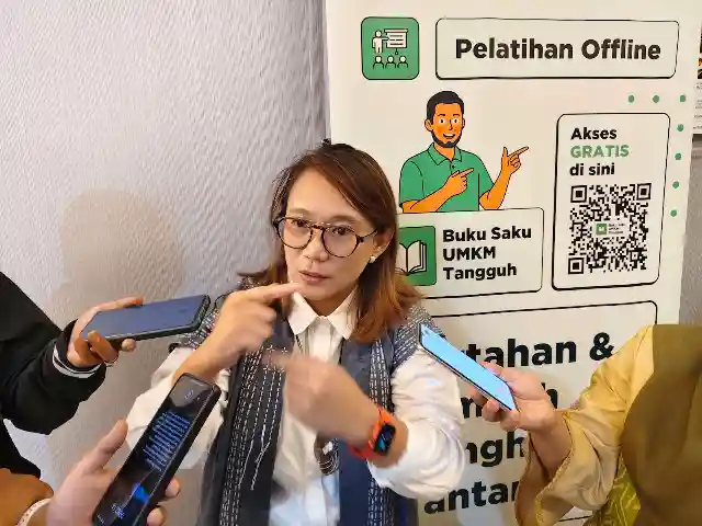 Narasumber saat diwawancarai awak media terkait pemanfaatan WhatsApp untuk mendukung aktivitas dan pelayanan pelanggan bagi pelaku UMKM. Foto: suarajatim.com