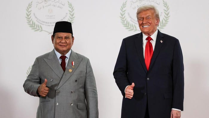 Presiden Republik Indonesia, Prabowo Subianto, bersama Presiden Amerika Serikat, Donald Trump, tampil memberikan jempol dalam pertemuan resmi. Foto: Repro Suzanne Plunket