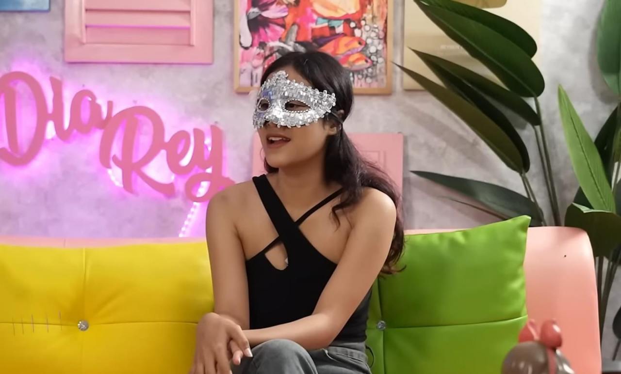 Luna saat menjadi bintang tamu dalam tayangan YouTube @UNLOCKED MEDIA yang membahas pengalaman pribadi dan perjalanan kehidupannya. Foto: Screenshot Video