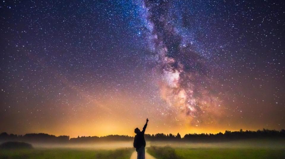 Masyarakat Indonesia bisa menikmati beberapa fenomena langit yang bisa disaksikan di bulan September 2026 ini. Foto: Repro Shutterstock