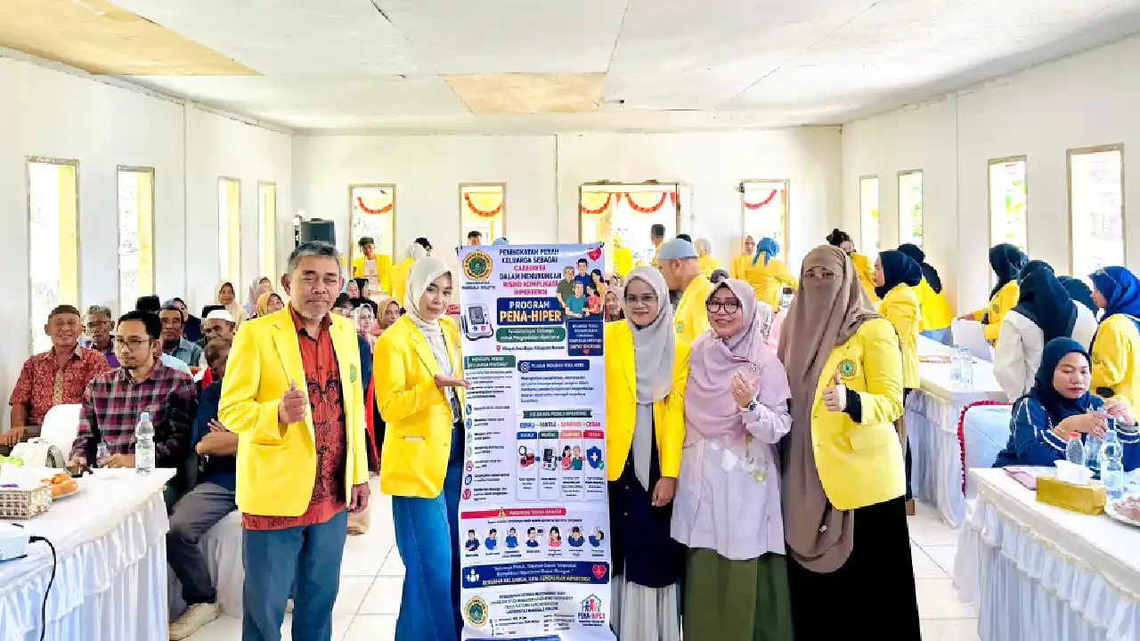 Tim dosen dan mahasiswa Program Studi Magister Kesehatan Masyarakat UMW dalam peluncuran Program PENA-HIPER di Desa Bajoe, Kabupaten Konawe. Foto: Ist.