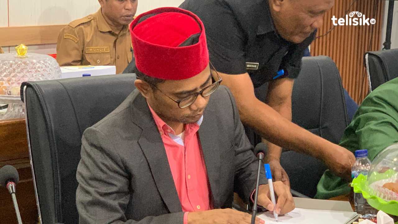 Ketua DPRD Buton Selatan, Dodi Hasri saat menandatangani dokumentasi penetapan KUA-PPAS Perubahan APBD 2026. Foto: Ali Iskandar Majid/Telisik