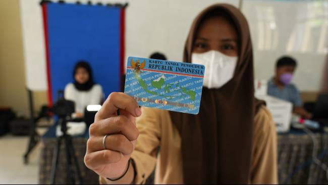 Pemerintah mengusulkan KTP atau nomor HP menjadi syarat pembuatan akun media sosial untuk mengurangi penyebaran hoaks. Foto: Repro Kompas