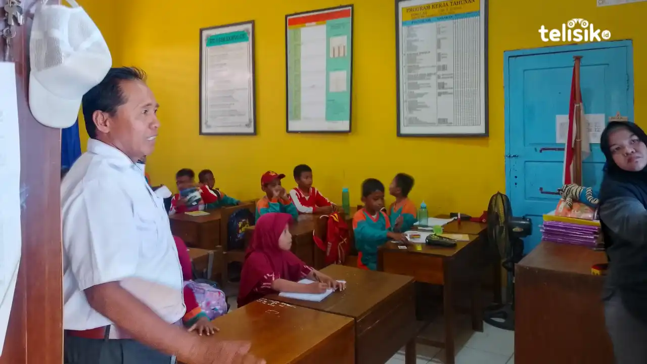 Siswa di SDN 9 Kendari yang harus memakai ruangan guru untuk mengikuti proses belajar-mengajar karena kekurangan ruang kelas. Foto: Wa Ode Marfat/Telisik