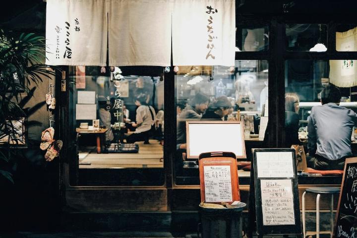 Berbeda dari kafe pada umumnya, Negative Cafe and Bar Mori Ouchi di Tokyo, Jepang, dirancang untuk orang-orang yang sedang memiliki pikiran negatif. Foto: Repro Unsplash
